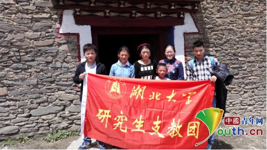 雷竞技ray官网研支团成员与康定市藏文中学学生及其家人合影。桂泽红供图 雷竞技ray官网研支团成员与康定市藏文中学学生及其家人合影。桂泽红供图