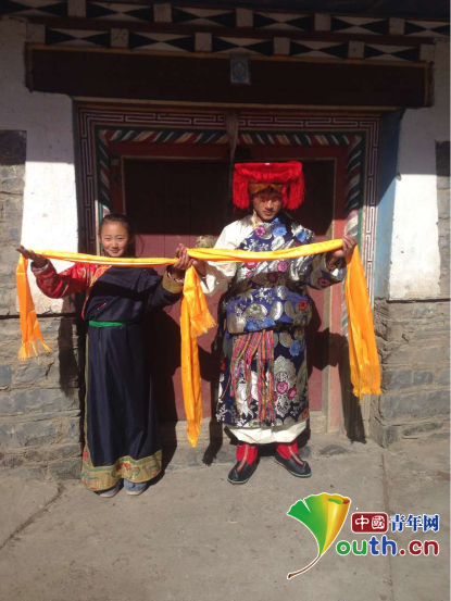 图为康定市藏文中学学生向雷竞技ray官网研支团成员表达新年祝福。桂泽红供图 图为康定市藏文中学学生向雷竞技ray官网研支团成员表达新年祝福。桂泽红供图